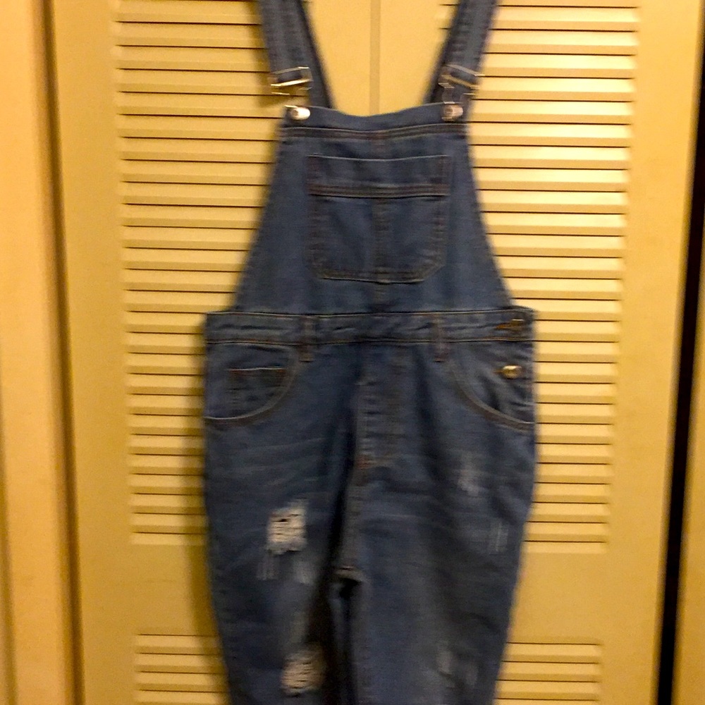 Woman’s M distressed overalls cotton blend 32X28